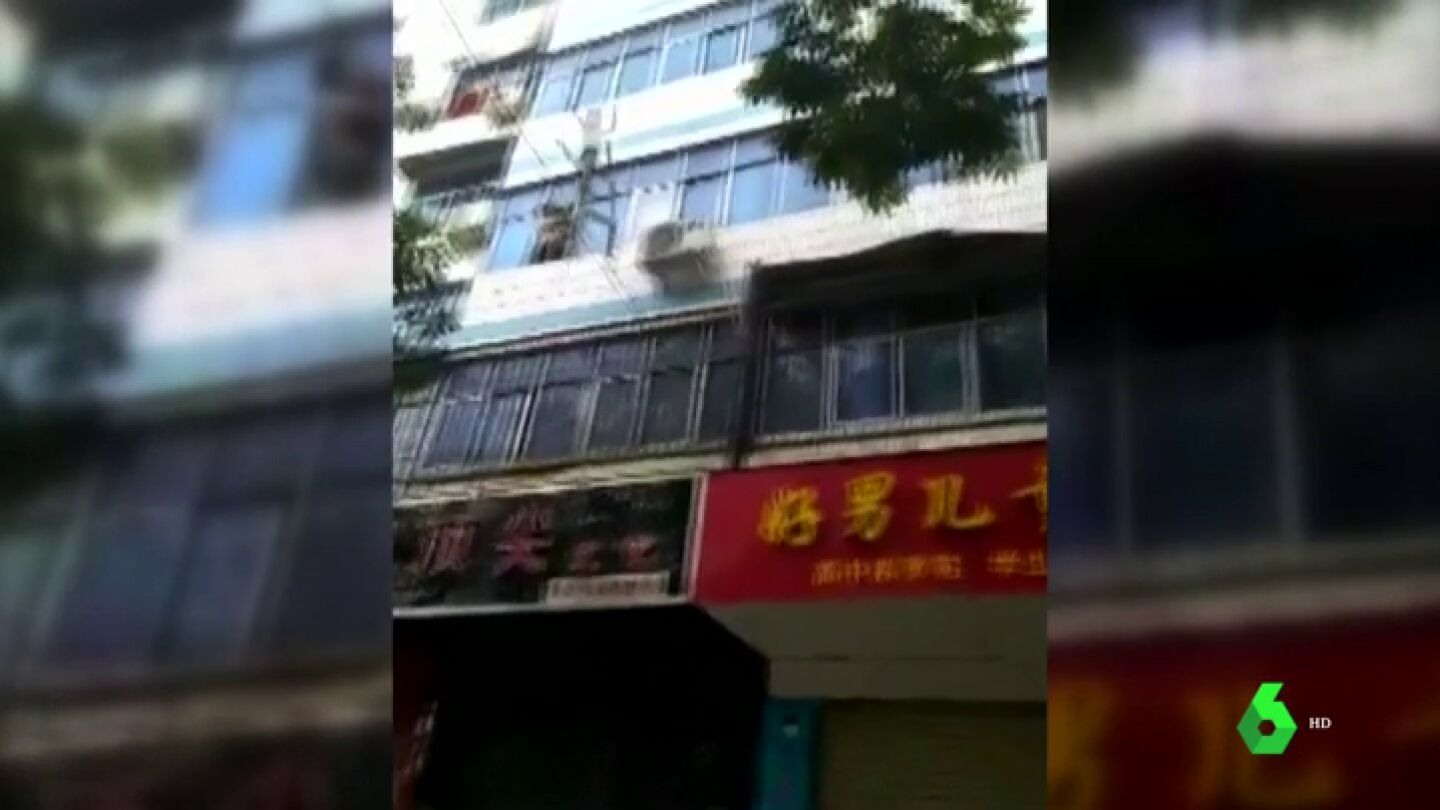 Una madre salva a sus hijos de un incendio lanz&aacute;ndoles por la ventana