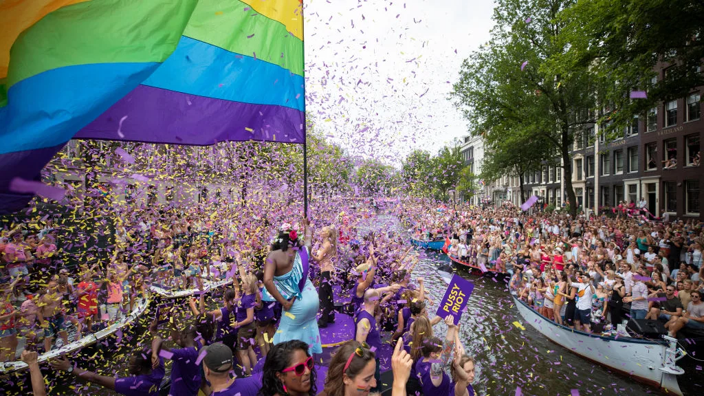 Desfile del Orgullo Gay en el canal Parade de Ámsterdam