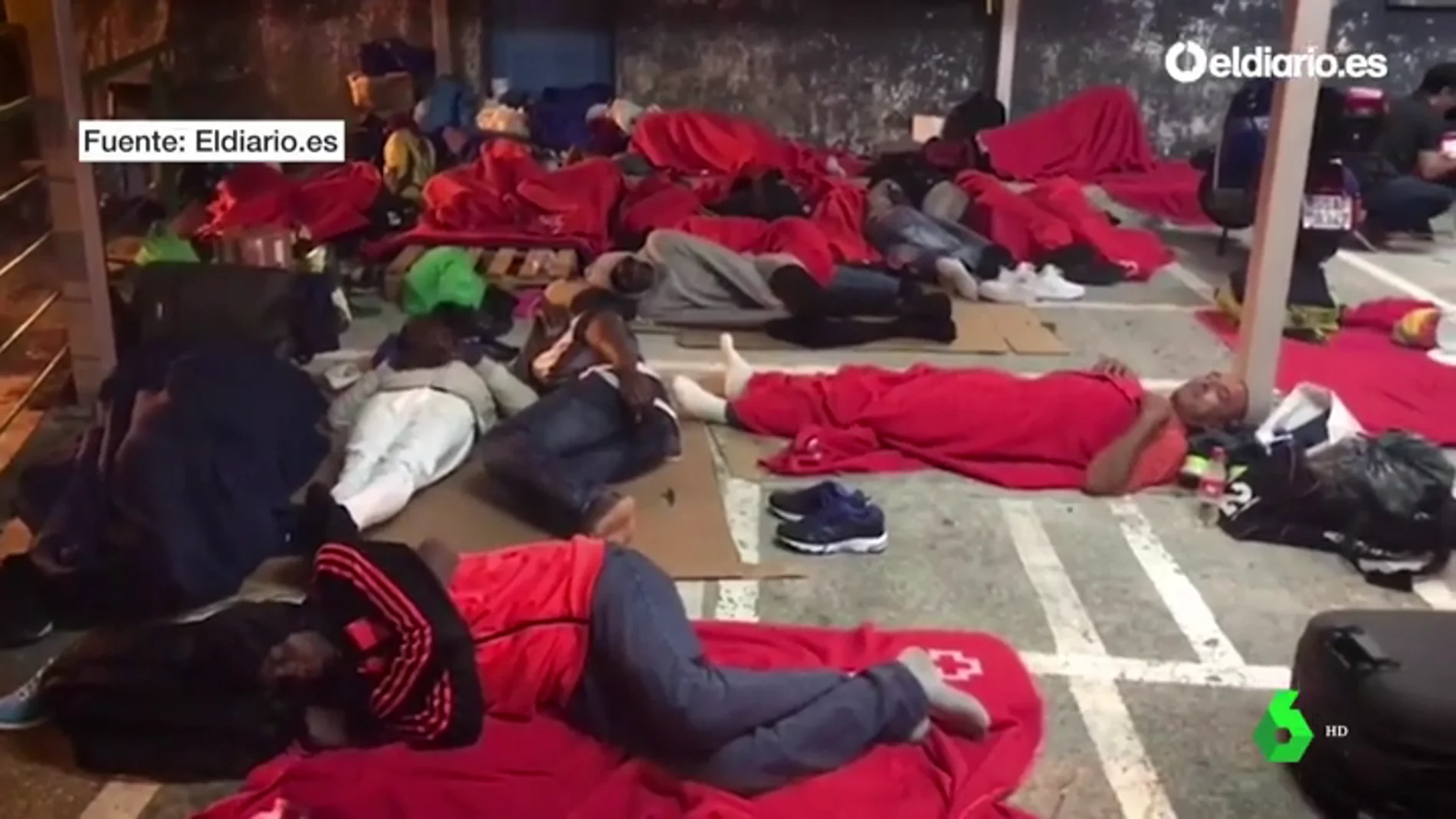 Migrantes durmiendo en Irún 