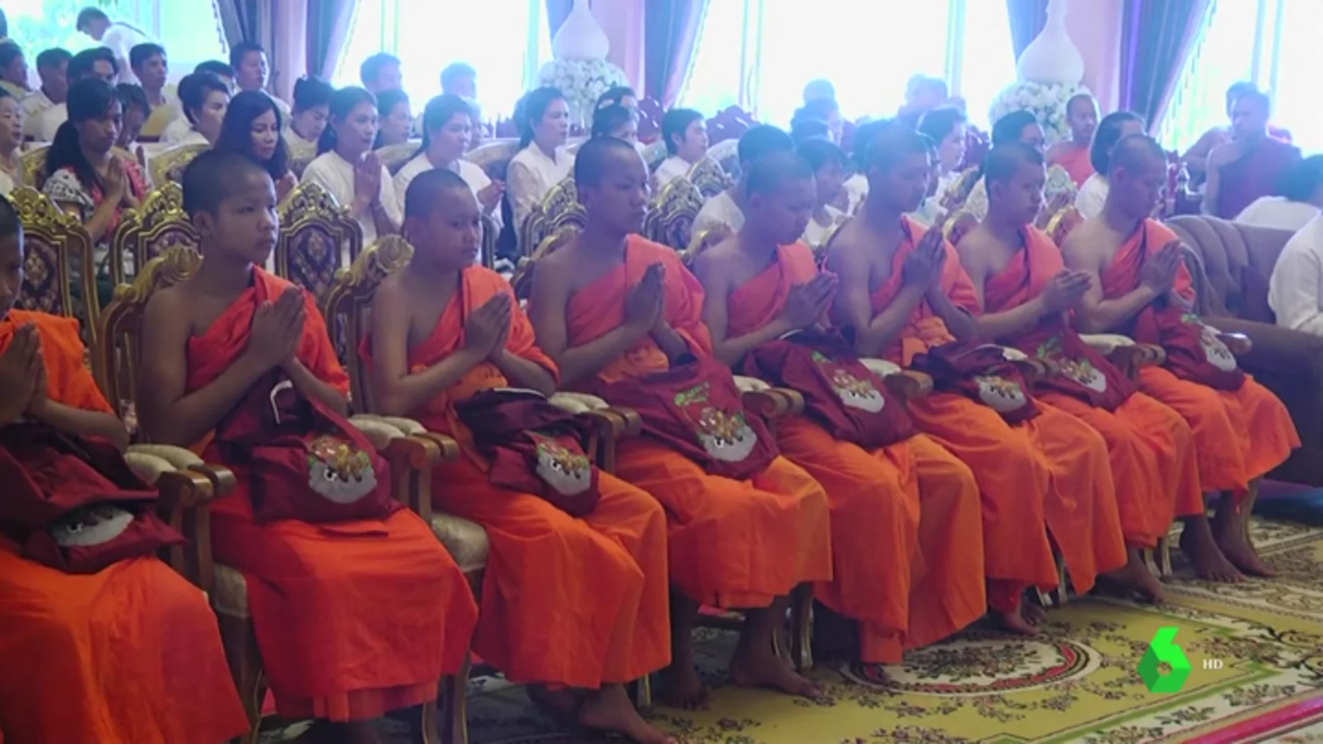 Once de los niños atrapados en la cueva de Tailandia se ordenan monjes budistas