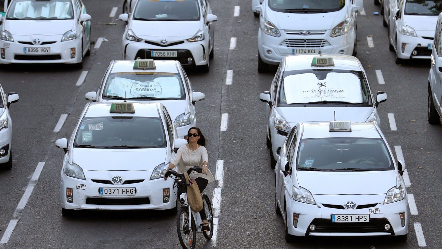 Taxistas durante la protesta en el Paseo de la Castellana