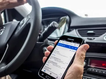 La DGT se plantea no quitarte puntos si usas tu móvil parado en un semáforo La DGT se plantea no quitarte puntos si usas tu móvil parado en un semáforo