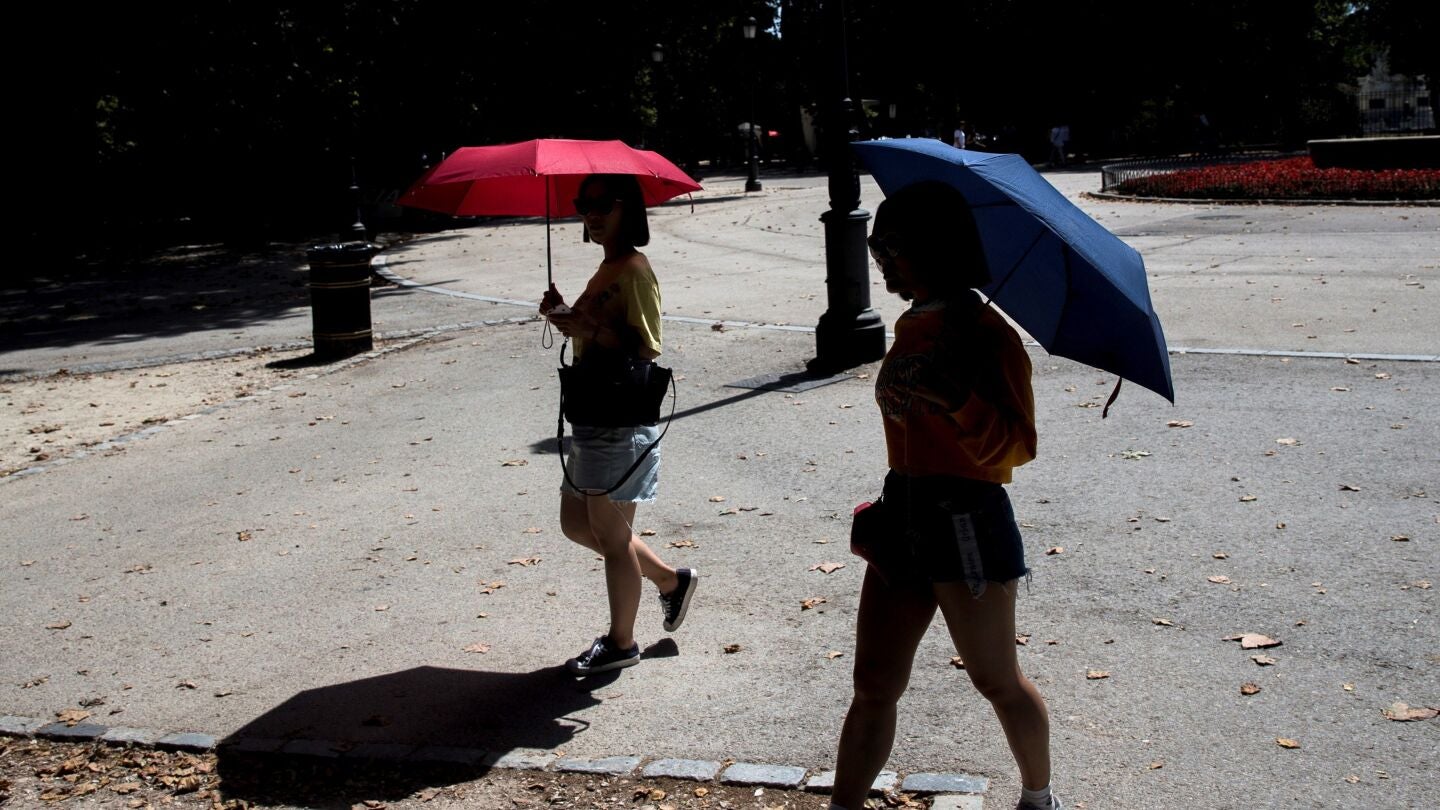Turistas protegi&eacute;ndose del calor 