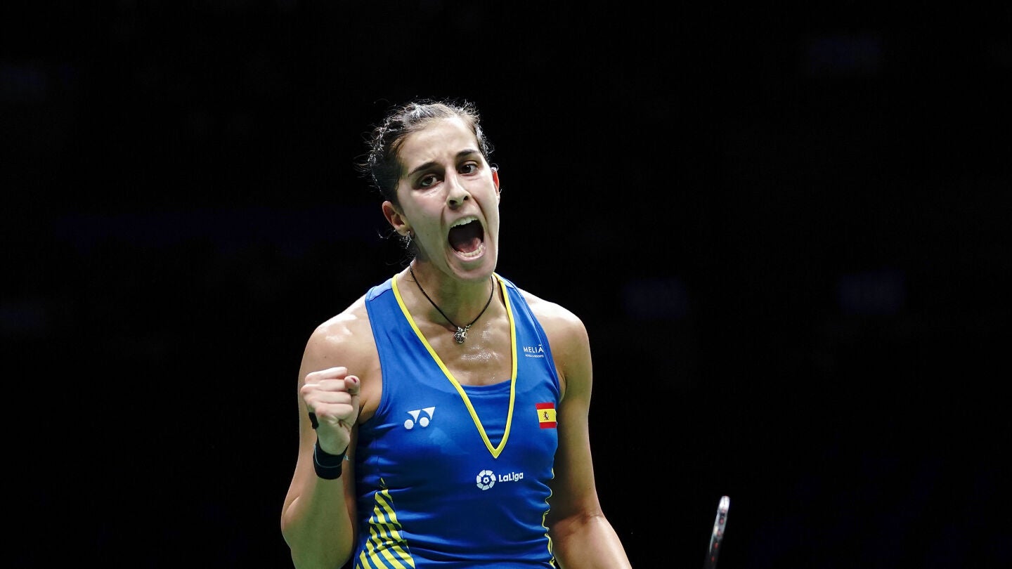 Carolina Mar&iacute;n celebra la victoria ante la china He Bingjiao