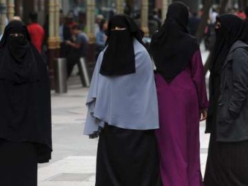 Un grupo de mujeres con velo islámico Un grupo de mujeres con velo islámico