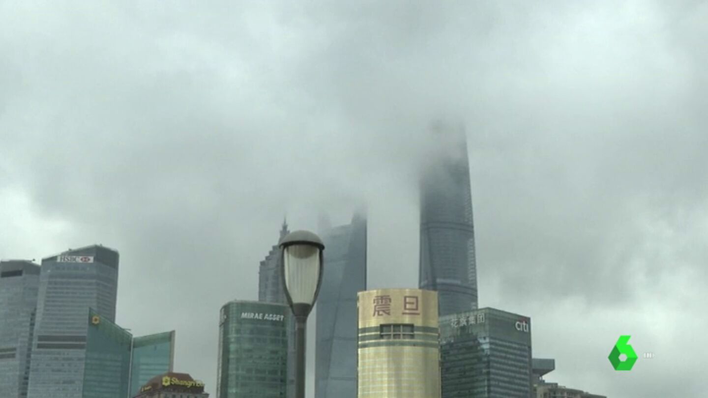 Un tif&oacute;n obliga a evacuar a 88.000 personas en Shangai, China