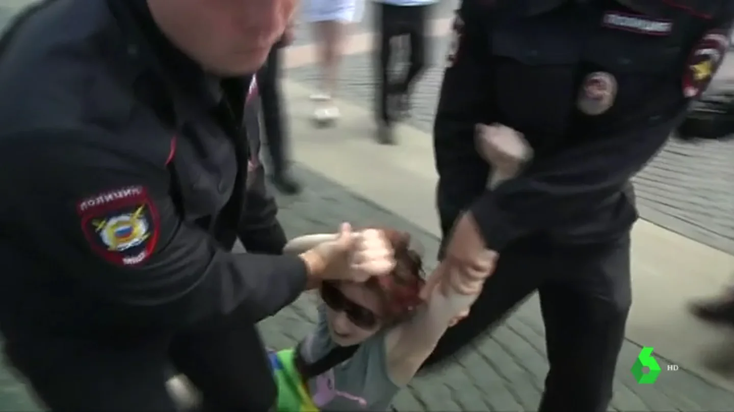 Rusia detiene a más de una veintena de activistas LGTBI por manifestarse en la vía pública Rusia detiene a más de una veintena de activistas LGTBI por manifestarse en la vía pública