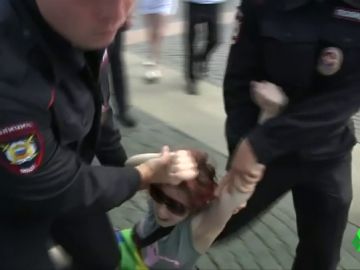 Rusia detiene a más de una veintena de activistas LGTBI por manifestarse en la vía pública Rusia detiene a más de una veintena de activistas LGTBI por manifestarse en la vía pública