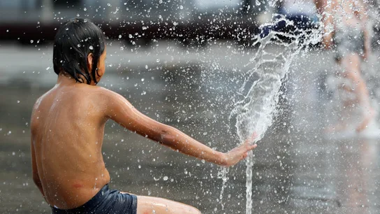 España sufre la peor ola de calor desde 1941 con máximas superiores a los 40 grados y temperaturas rércord también por la noche España sufre la peor ola de calor desde 1941 con máximas superiores a los 40 grados y temperaturas rércord también por la noche