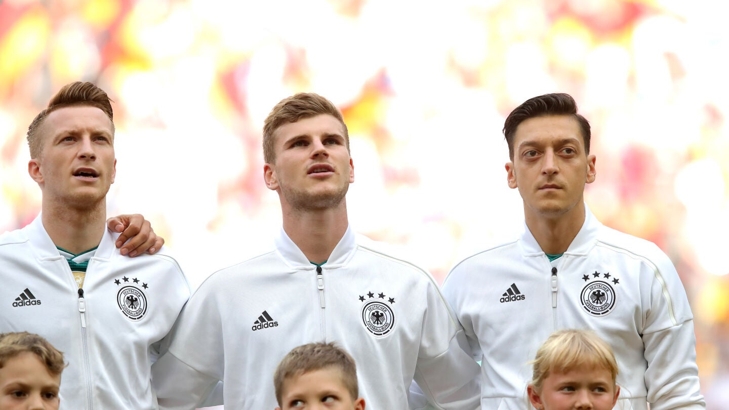 Selecci&oacute;n alemana cantando el himno