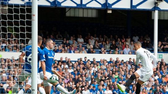 Rodrigo, en acción ante el Everton Rodrigo, en acción ante el Everton