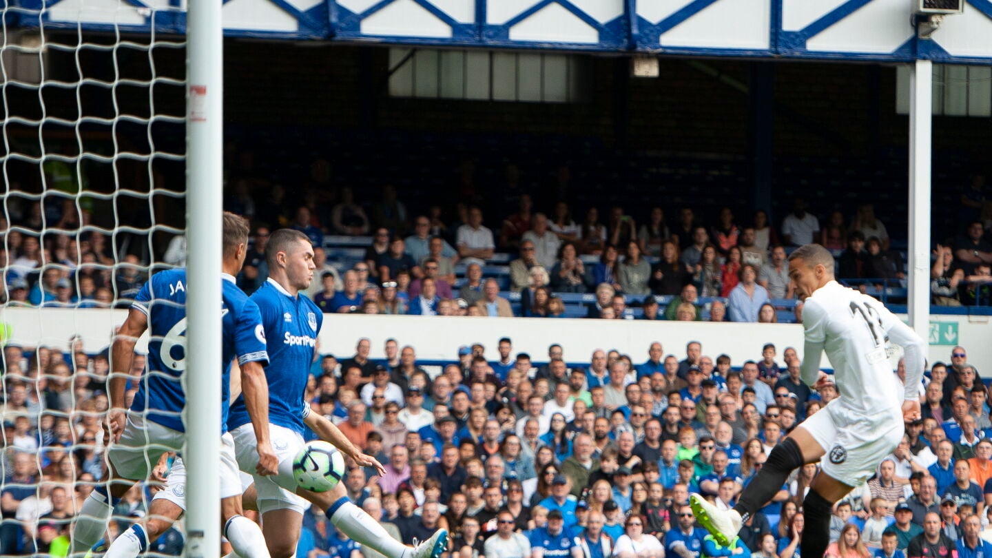Rodrigo, en acci&oacute;n ante el Everton