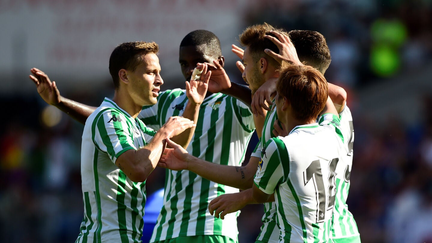 Los jugadores del Betis celebran un gol ante el Cardiff