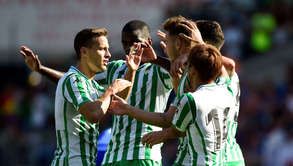 Los jugadores del Betis celebran un gol ante el Cardiff