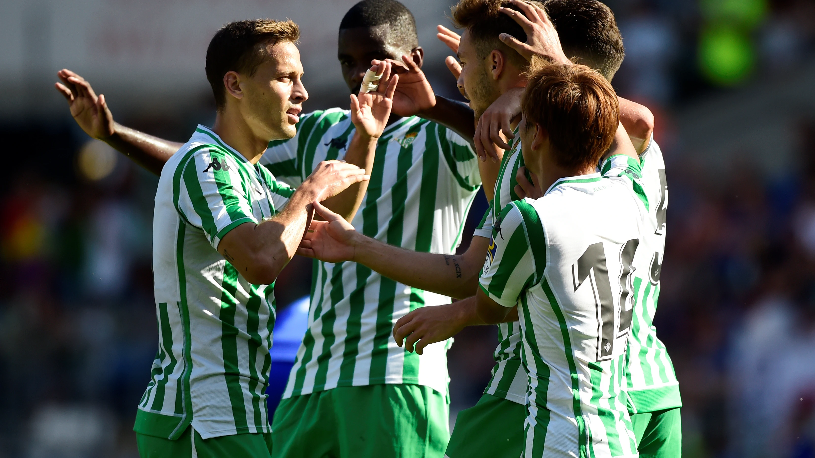 Los jugadores del Betis celebran un gol ante el Cardiff