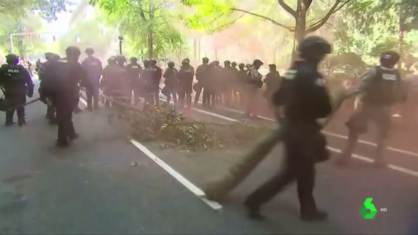 Supremacistas blancos y grupos antifascistas se enfrentan en las calles de Oreg&oacute;n