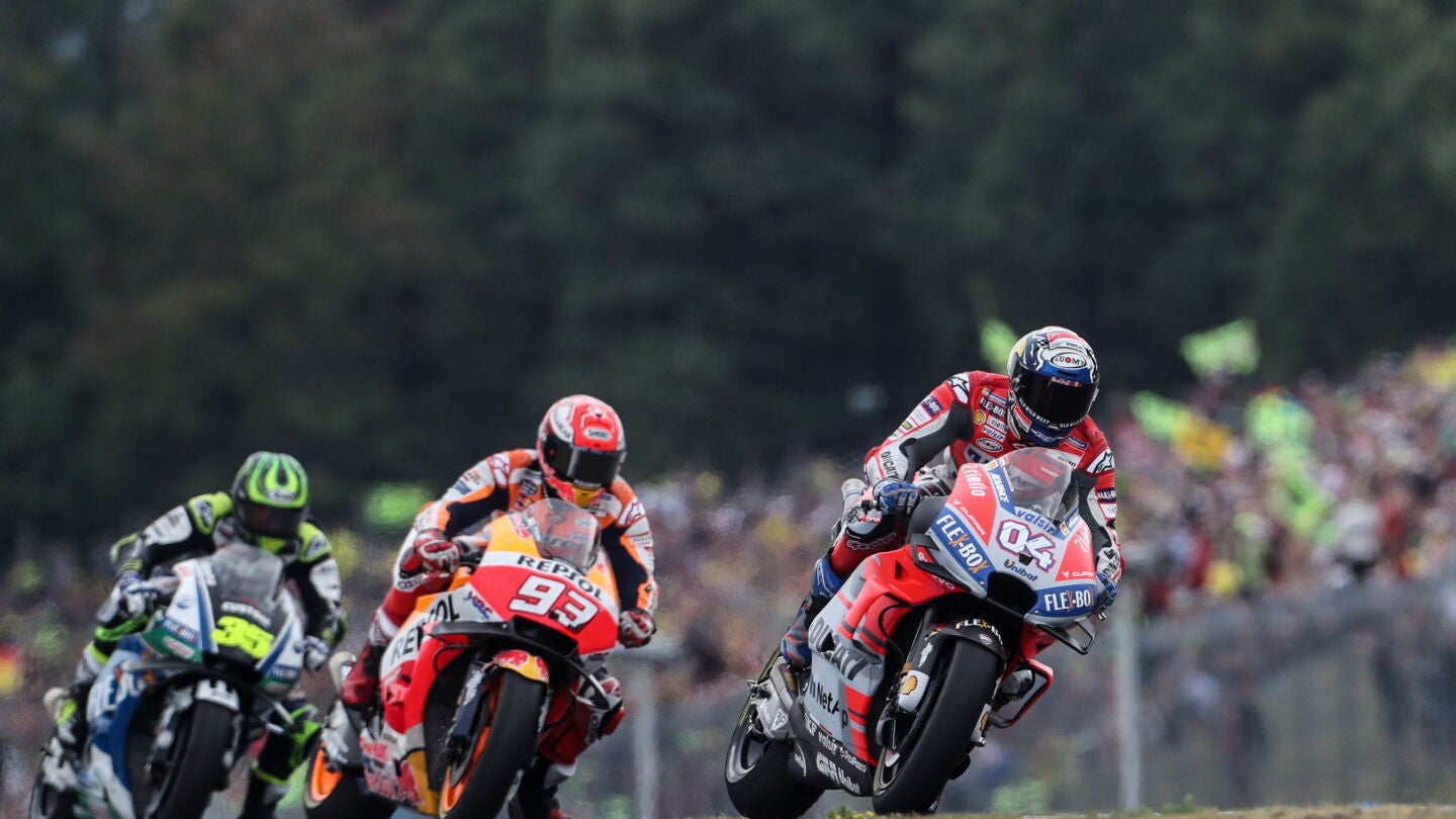 Andrea Dovizioso traza una curva con su Ducati en el trazado de Brno