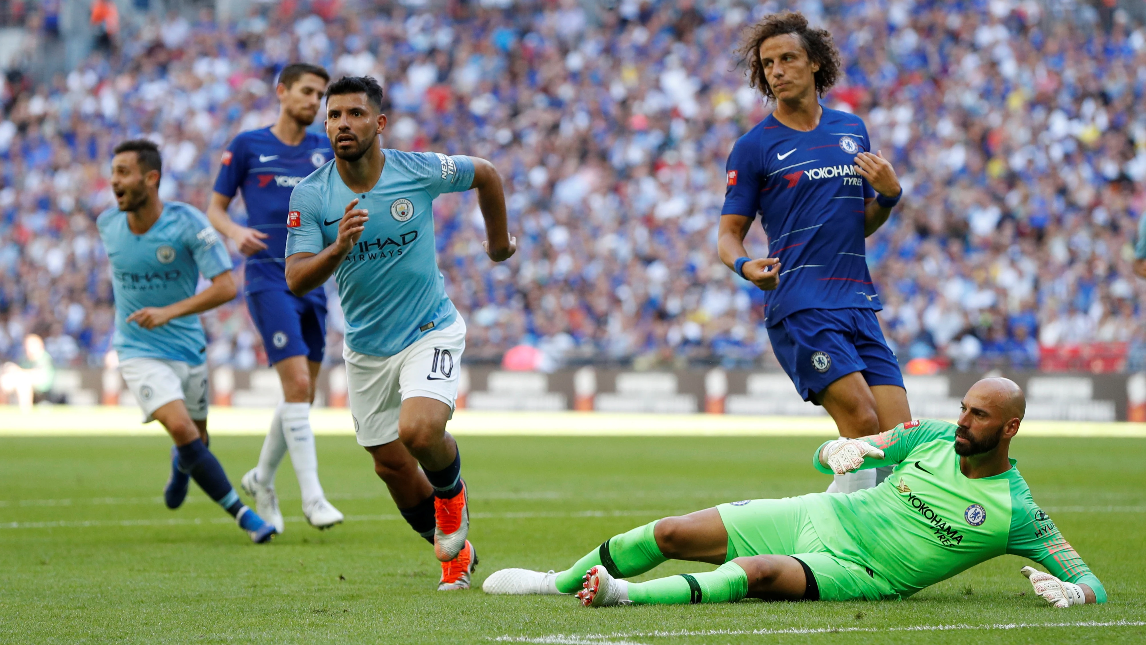 Kun Agüero anota su segundo gol ante el Chelsea