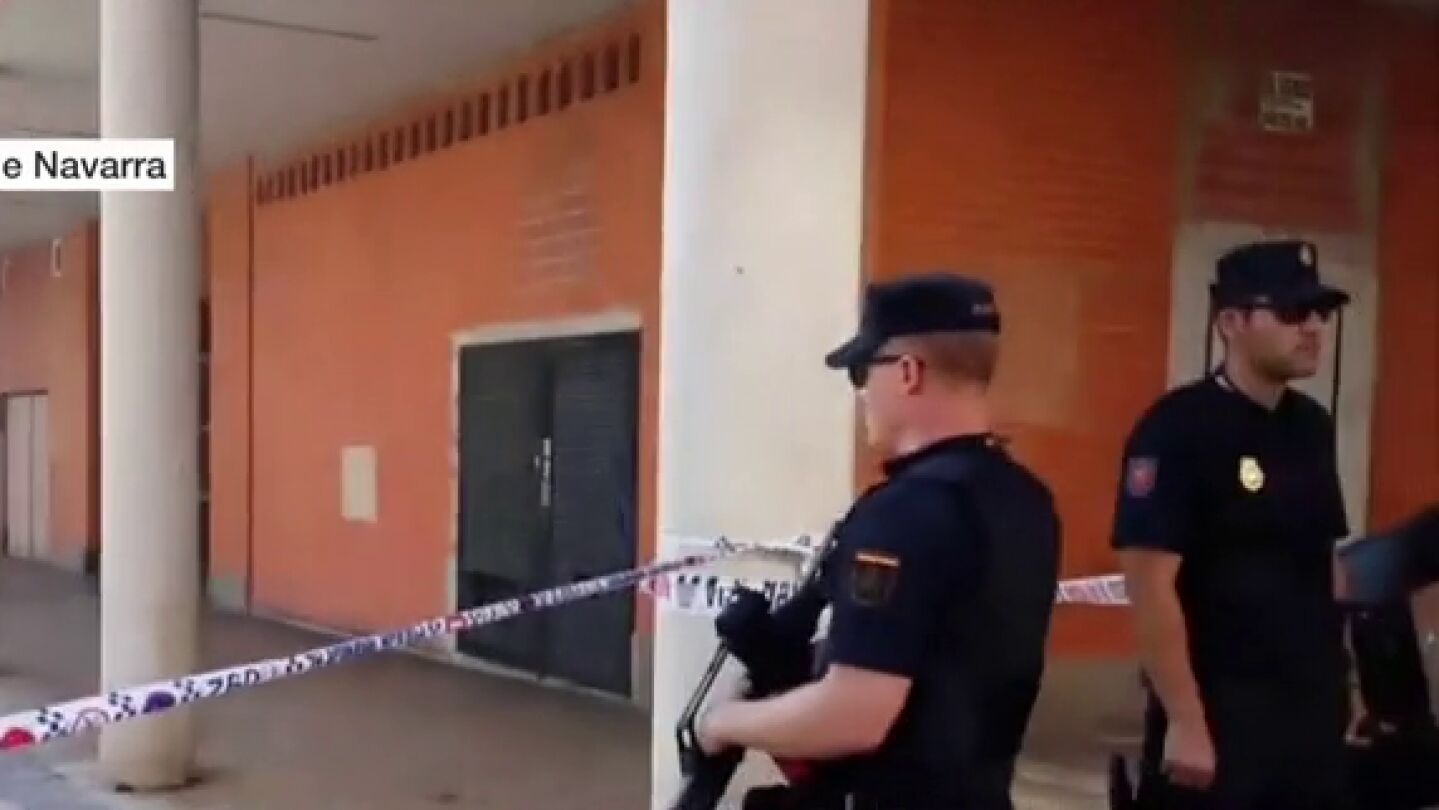 La Polic&iacute;a acordona la zona en la que se ha atrincherado un hombre en Pamplona.