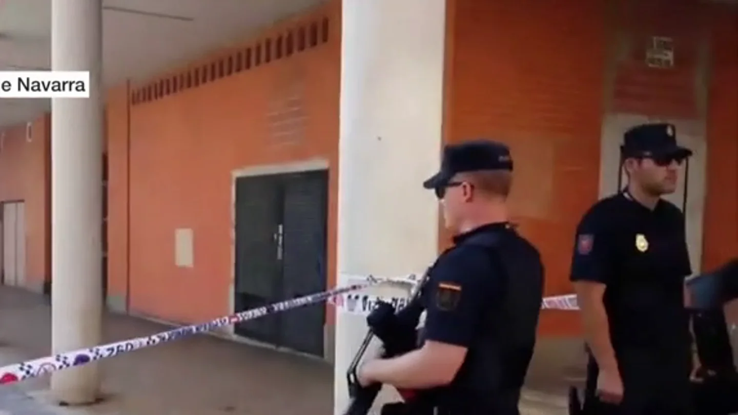 La Policía acordona la zona en la que se ha atrincherado un hombre en Pamplona. La Policía acordona la zona en la que se ha atrincherado un hombre en Pamplona.