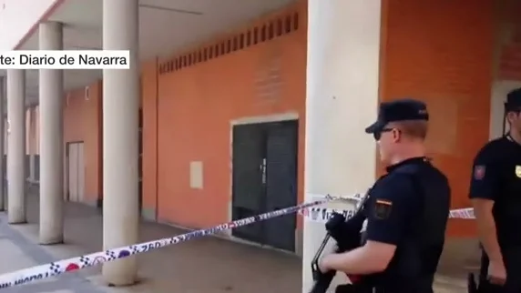 La Policía acordona la zona en la que se ha atrincherado un hombre en Pamplona.