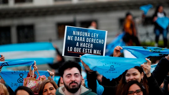 Un grupo de personas se concentran en la Plaza del Congreso en Buenos Aires para manifestar en contra de la legalización del aborto Un grupo de personas se concentran en la Plaza del Congreso en Buenos Aires para manifestar en contra de la legalización del aborto
