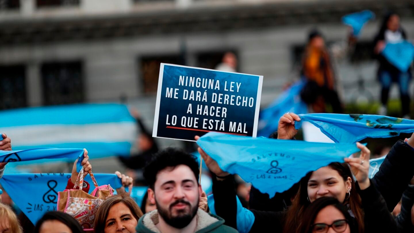 Un grupo de personas se concentran en la Plaza del Congreso en Buenos Aires para manifestar en contra de la legalizaci&oacute;n del aborto