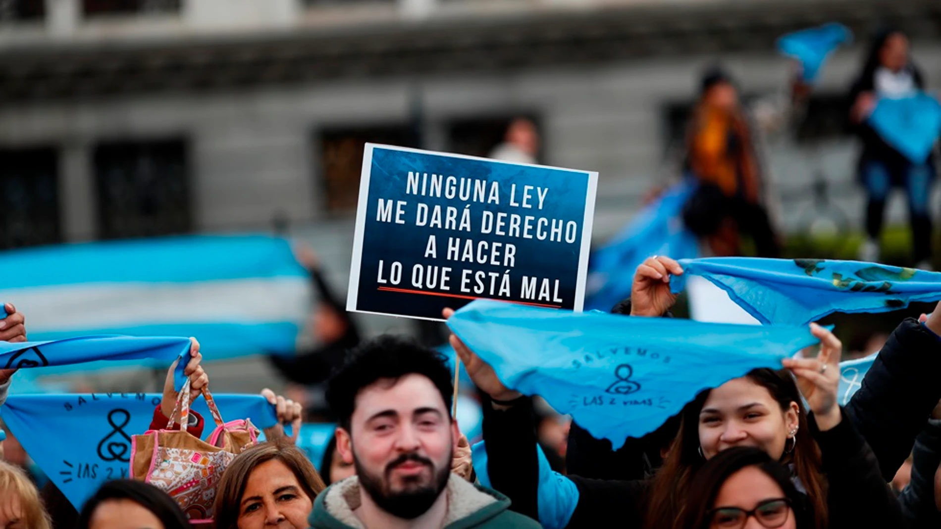 Un grupo de personas se concentran en la Plaza del Congreso en Buenos Aires para manifestar en contra de la legalización del aborto