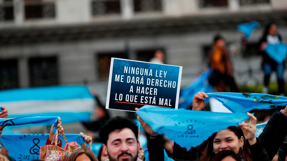 Un grupo de personas se concentran en la Plaza del Congreso en Buenos Aires para manifestar en contra de la legalización del aborto