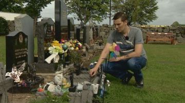 Keith Will dice que dormirá en la tumba de su hijo para que no retiren sus recuerdos