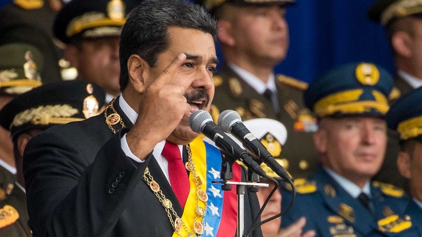 Nicol&aacute;s Maduro durante el acto televisado con militares antes de la explosi&oacute;n