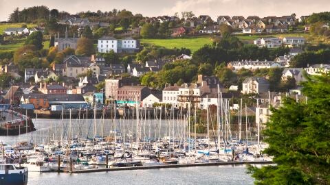 De ruta por los pueblos costeros con más encanto de Irlanda 