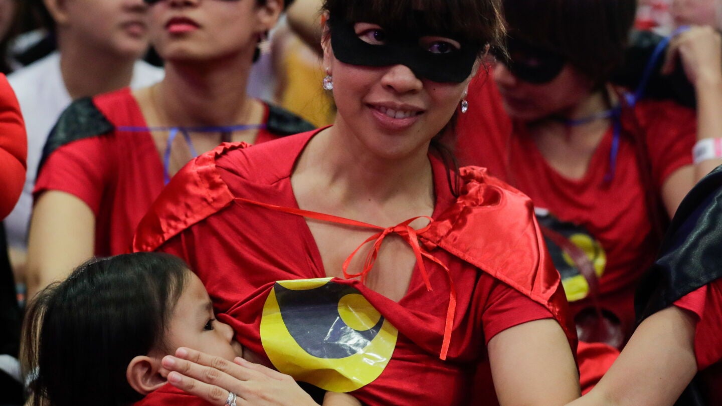 Madre filipina reclama el derecho a dar de mamar en p&uacute;blico