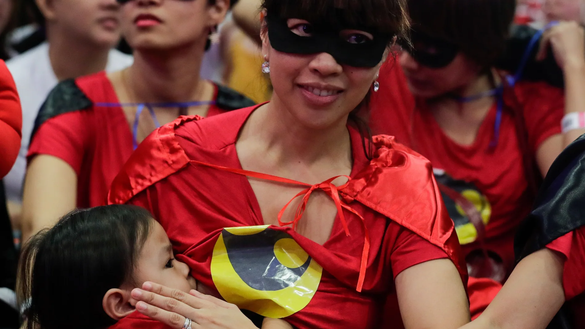 Madre filipina reclama el derecho a dar de mamar en público
