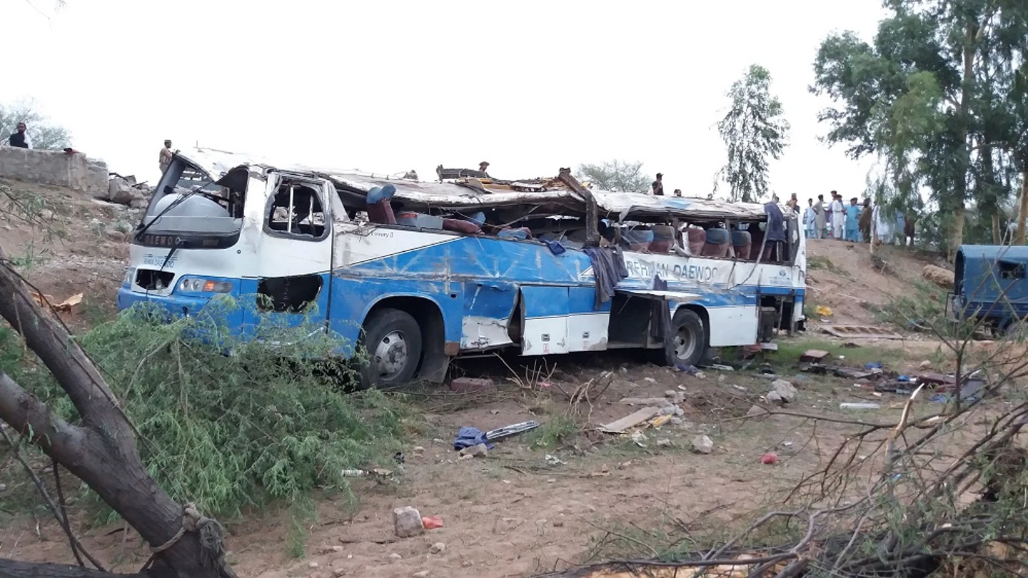 Un accidente de bus en Pakistán deja 26 muertos y 50 heridos Un accidente de bus en Pakistán deja 26 muertos y 50 heridos