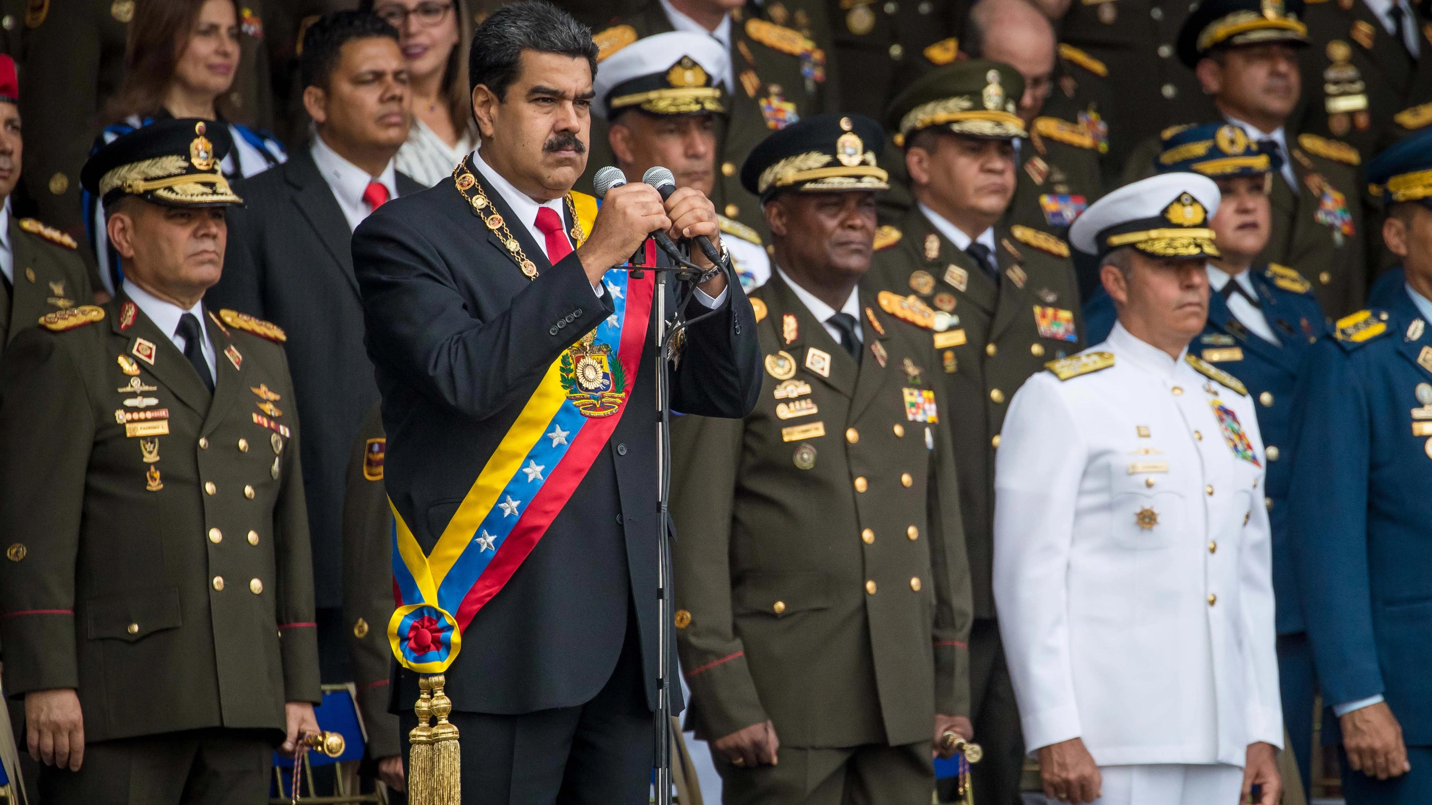 Nicolás Maduro durante el acto televisado con militares antes de la explosión