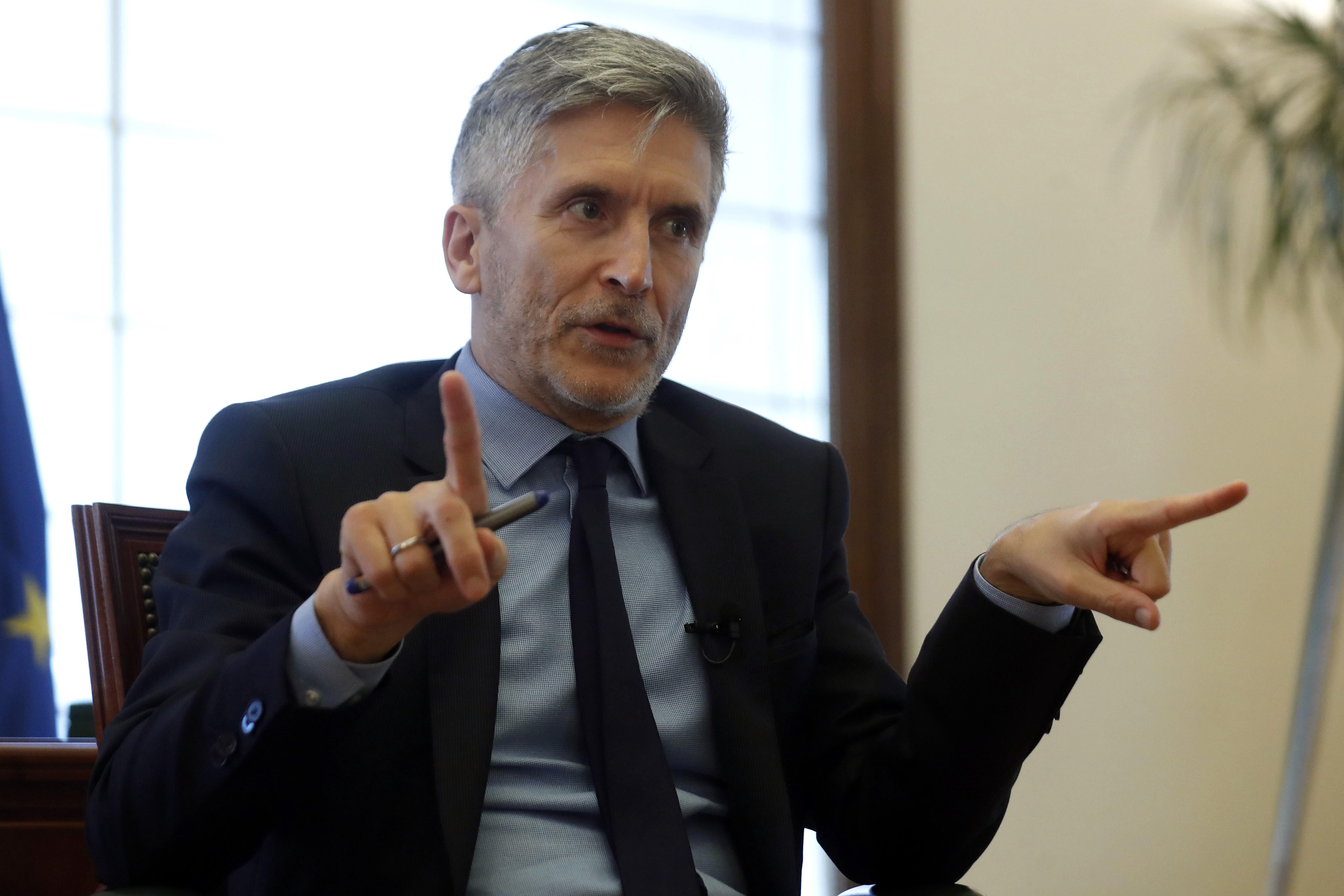 El ministro de Interior responde a las críticas por la destitución de  Sánchez Corbí: "Quien persigue la corrupción no es el jefe de la UCO"