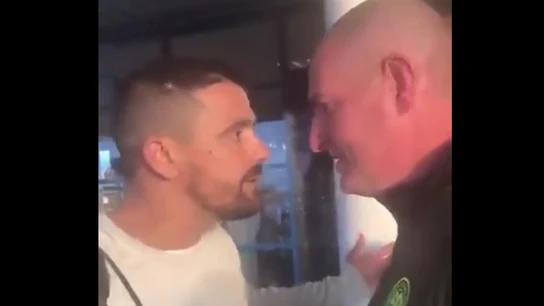 Nacho Novo se encara con un aficionado del Celtic Nacho Novo se encara con un aficionado del Celtic
