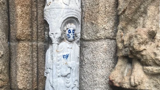La pintada en la escultura de la fachada de Praterías de la Catedral de Santiago La pintada en la escultura de la fachada de Praterías de la Catedral de Santiago