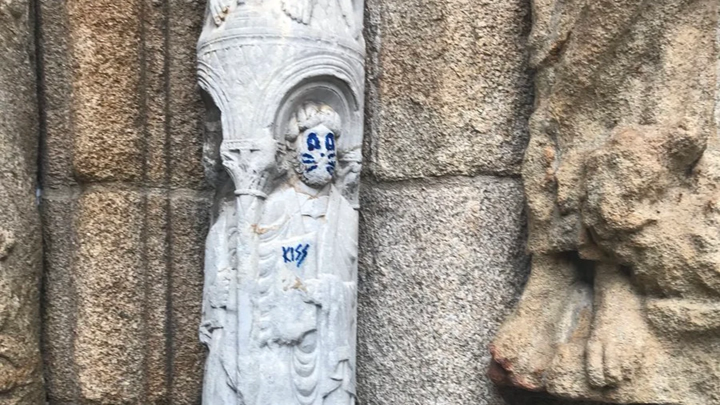 La pintada en la escultura de la fachada de Praterías de la Catedral de Santiago La pintada en la escultura de la fachada de Praterías de la Catedral de Santiago