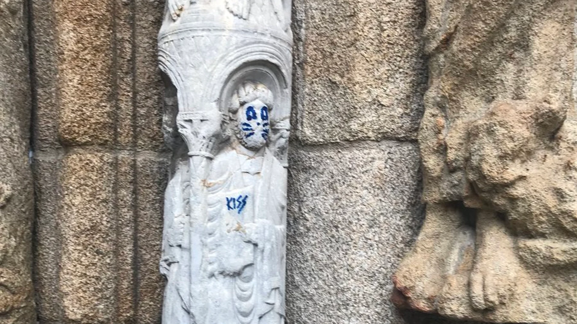 La pintada en la escultura de la fachada de Praterías de la Catedral de Santiago