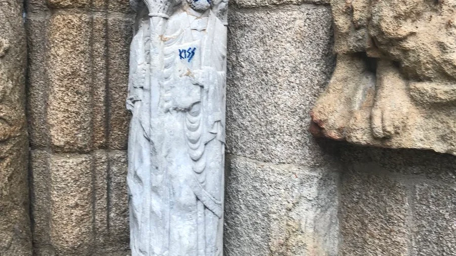 La pintada en la escultura de la fachada de Praterías de la Catedral de Santiago