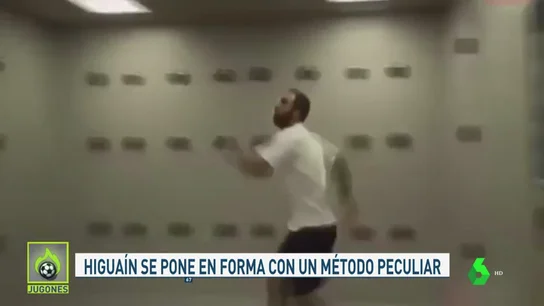 El curioso entrenamiento de Gonzalo Higuaín en el Milan: coordina agilidad, velocidad y reflejos El curioso entrenamiento de Gonzalo Higuaín en el Milan: coordina agilidad, velocidad y reflejos