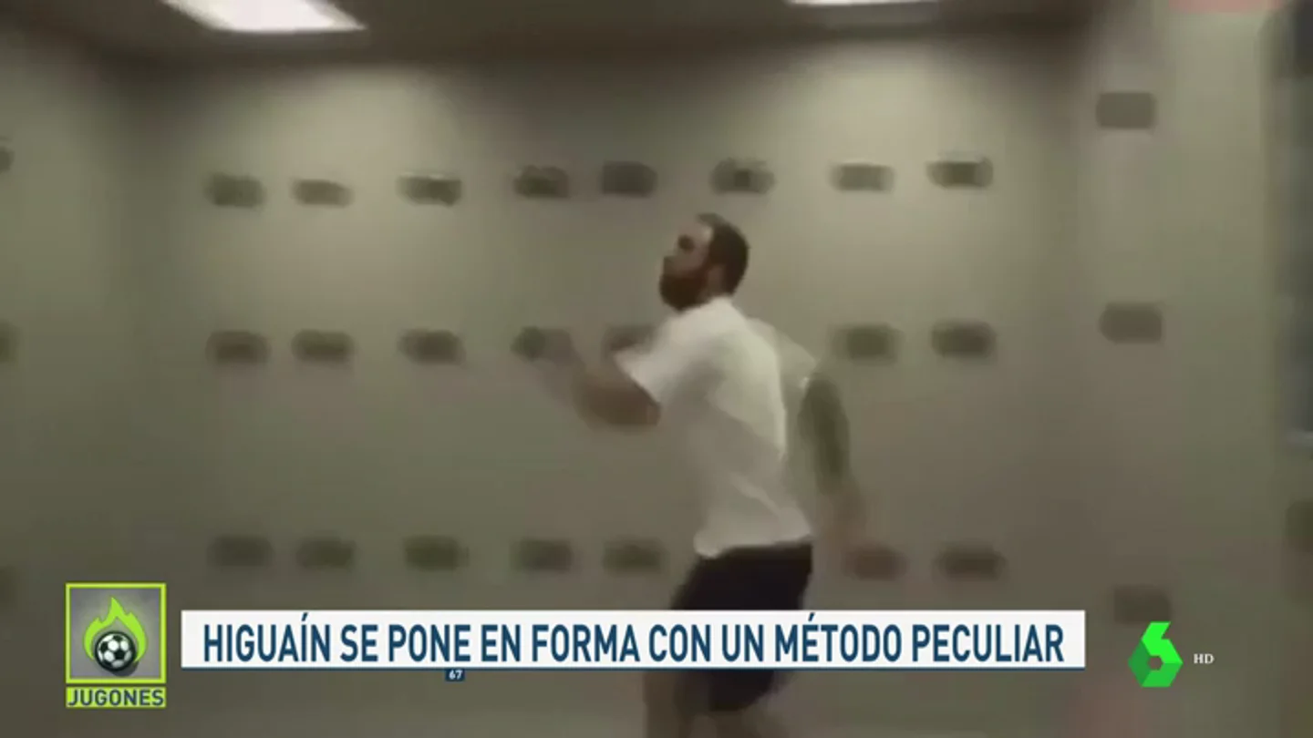 El curioso entrenamiento de Gonzalo Higuaín en el Milan: coordina agilidad, velocidad y reflejos El curioso entrenamiento de Gonzalo Higuaín en el Milan: coordina agilidad, velocidad y reflejos