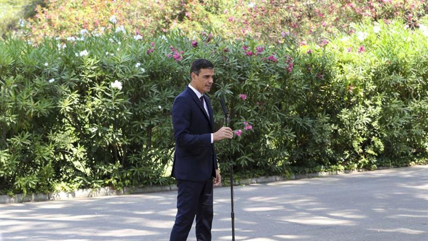El presidente del Gobierno, Pedro S&aacute;nchez, durante su comparecencia ante los medios en el Palacio de Marivent
