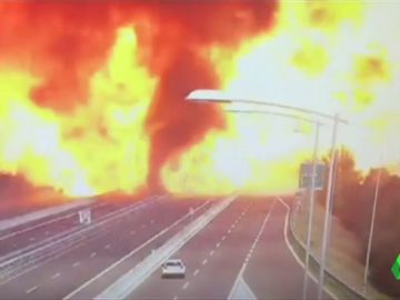 Las imágenes de todas las cámaras que captaron la brutal cadena de explosiones en Bolonia tras el choque del camión cisterna Las imágenes de todas las cámaras que captaron la brutal cadena de explosiones en Bolonia tras el choque del camión cisterna