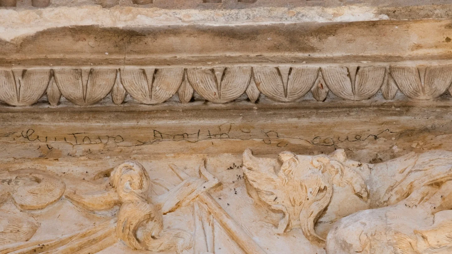 Firma de Gustavo Adolfo Bécquer en la portada de una iglesia Firma de Gustavo Adolfo Bécquer en la portada de una iglesia