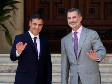 Pedro Sánchez y el Rey Felipe VI en el Palacio de Marivent Pedro Sánchez y el Rey Felipe VI en el Palacio de Marivent