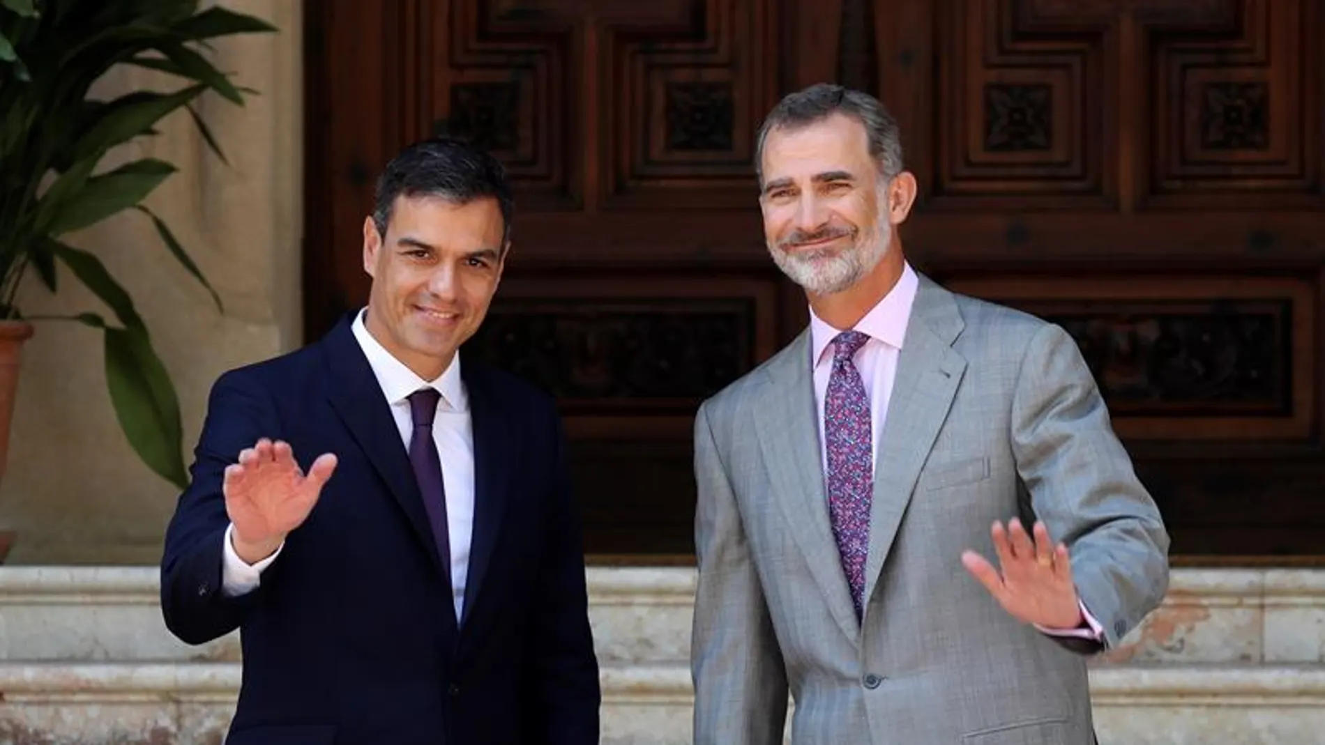 Pedro Sánchez y el Rey Felipe VI en el Palacio de Marivent