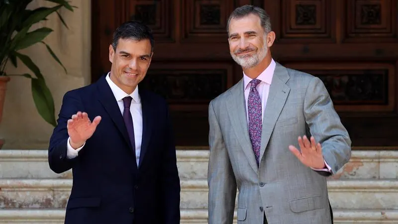 Pedro Sánchez y el Rey Felipe VI en el Palacio de Marivent